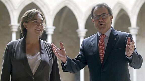 Colau y Mas, en el Palacio de la Generalitat. 