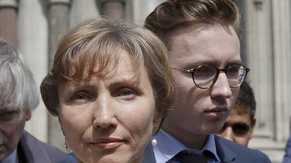 Marina Litvinenko, viuda del exagente del KGB, y su hijo Anatoly, en Londres.