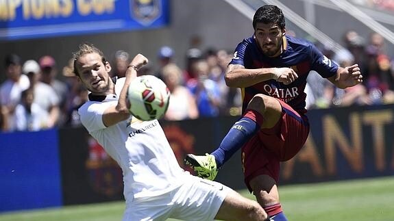 Luis Suárez dispara a puerta. 