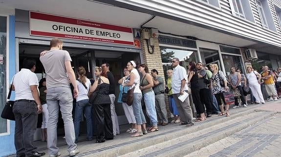 Cola ante una oficina de empleo. 