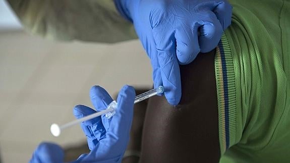 Un voluntario recibe una dosis de vacuna experimental contra el virus del ébola en el hospital Donka de Conakry, Guinea. 