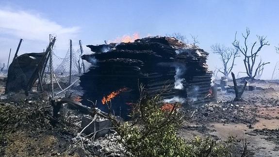 Una de las viviendas calcinadas en Lepe.