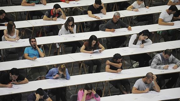 Opositores en un examen en Biilbao. 