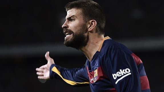 Gerard Piqué protesta al juez de línea. 