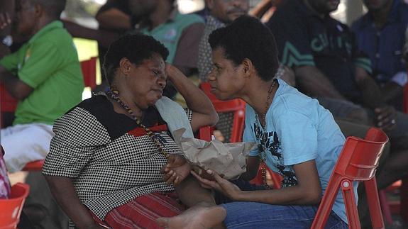 Familiares de los pasajeros esperan información en el aeropuerto de Sentani.