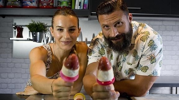 Verónica y Juan Jesús  posan durante la entrevista con un helado de tarta de queso realizado por ellos.