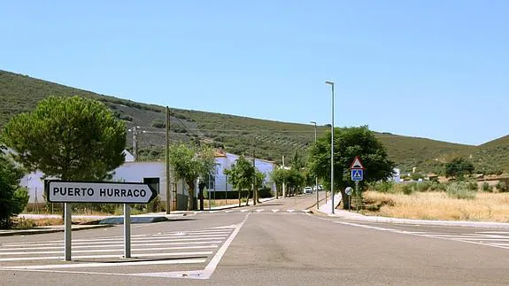 Vista de la entrada al pequeño municipio pacense de Puerto Hurraco.