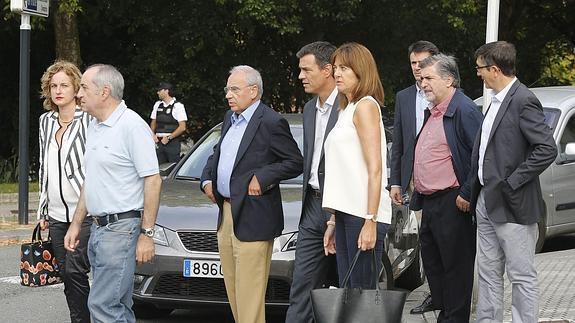 Pedro Sánchez (4i), junto al socialista Alfonso Guerra (3i); la secretaria general de los socialistas vascos, Idoia Mendia (4d); el exlehendakari vasco Patxi López (d), y otros dirigentes del partido. 