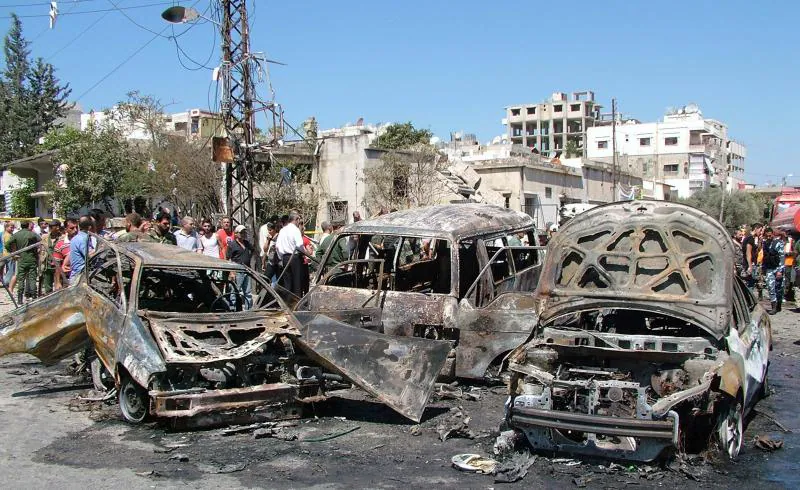 Coches destruidos por la explosión en Siria. 