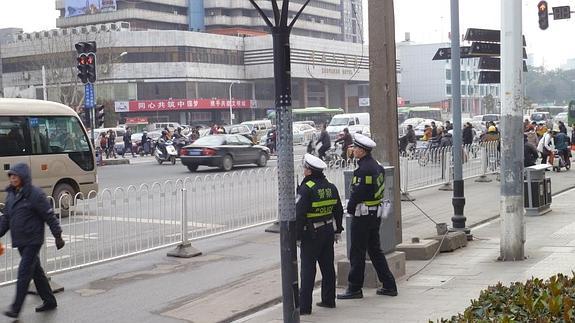 Agentes de la localidad china de Wuhan controlando el tráfico.