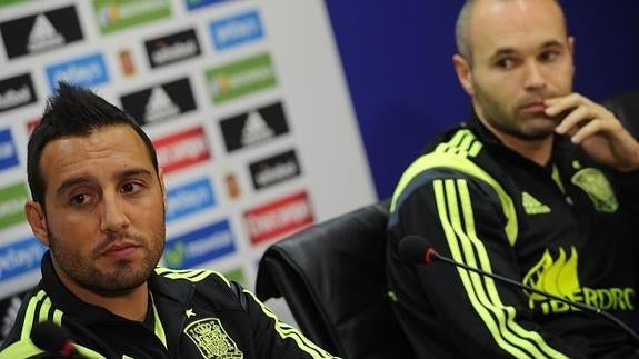 Santi Cazorla (i) junto a Andrés Iniesta. 