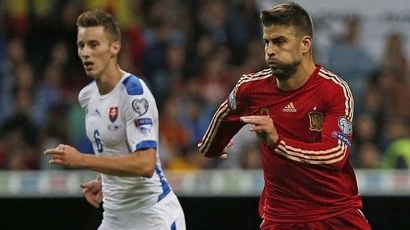 Piqué durante el duelo ante Eslovaquia. 