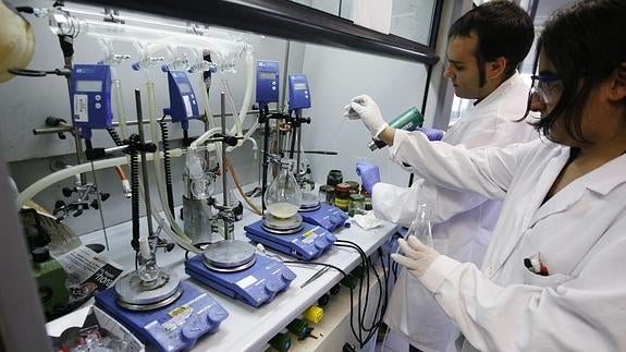 Dos científicos trabajando en un laboratorio. 