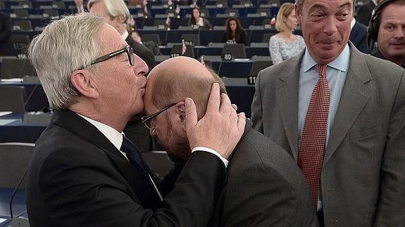 Juncker besa a Schulz en el Parlamento Europeo.