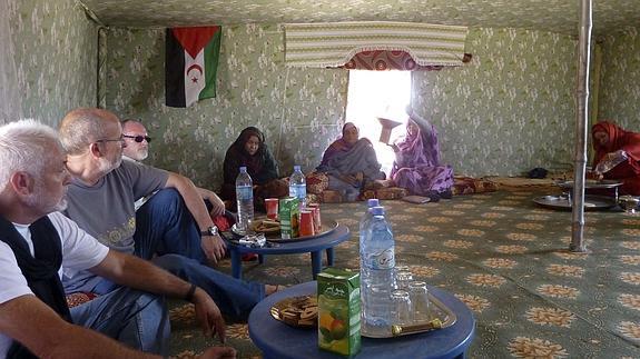 Familias saharauis dan la bienvenida a un grupo de cooperantes españoles.