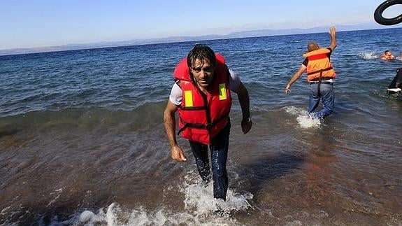 Un sirio llega a Mytilini, en Lesvos. 