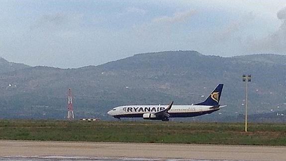 El avión de Ryanair, nada más aterrizar en Castellón. 