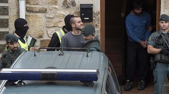 La Guardia Civil, durante el registro en Otxandio. 