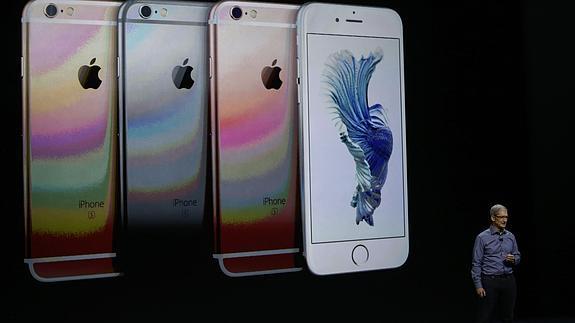 Tim Cook presenta los iPhone 6S y 6S Plus.