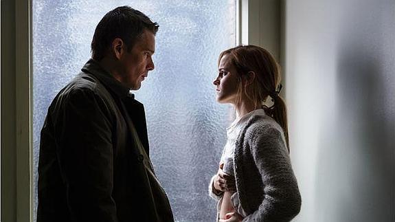 Ethan Hawke y Emma Watson en 'Regresión'.