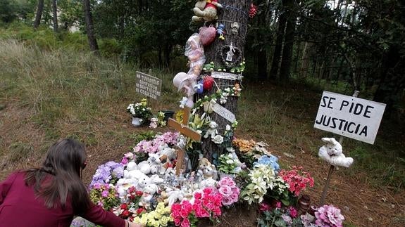 Una mujer deposita flores en el lugar donde apareció la niña.