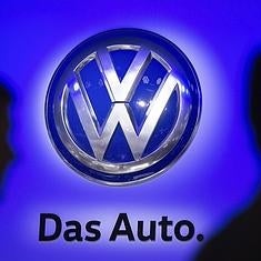 Logo de Volkswagen en el estand de la Feria del Automóvil en Fráncfort.
