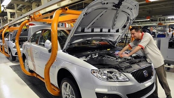 Un operario en la fábrica de Seat en Martorell. 