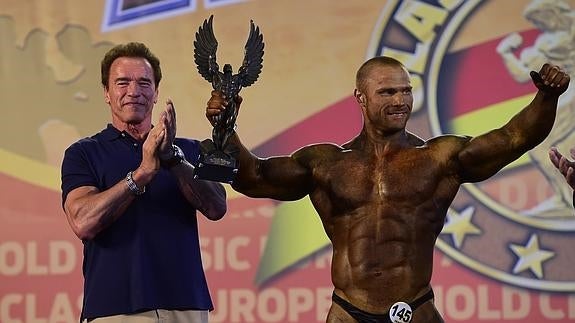 Schwarzenegger junto al ganador del festival. 