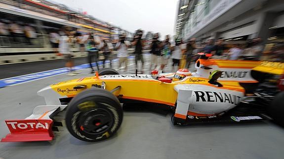 Alonso, a los mandos de un Renault en 2009. 