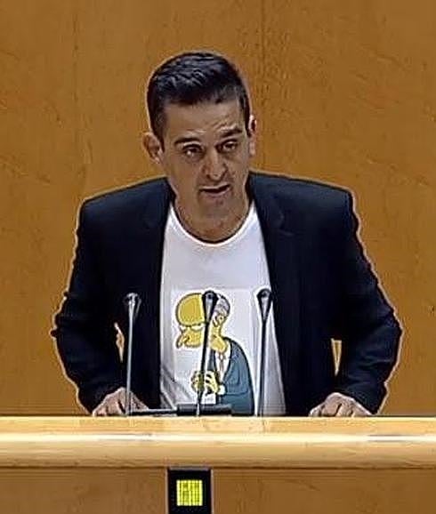 Mulet, con la camiseta del Sr. Burns en el Senado.