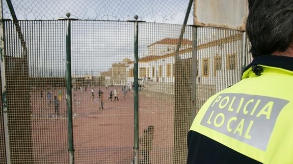 Un policía, a las puertas de un colegio.