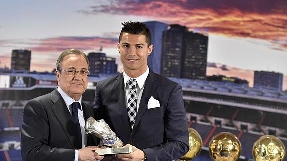 Florentino Pérez le entrega a Cristiano Ronaldo el trofeo como máximo goleador histórico del Real Madrid. 