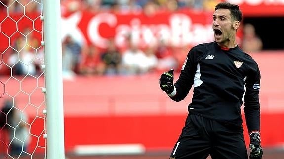 Sergio Rico celebra uno de los goles del Sevilla. 