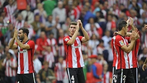 Los jugadores del Athletic celebran la victoria con su afición. Ignacio Pérez