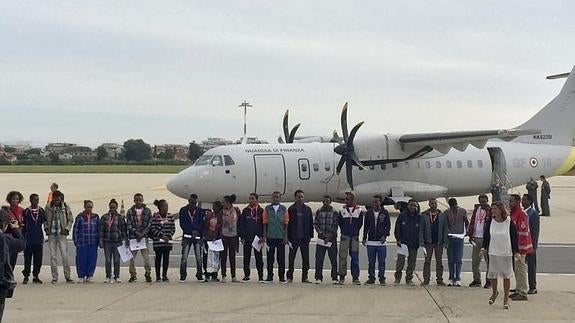 Los primeros solicitantes de asilo que serán recolocados en la Unión Europea (UE). 