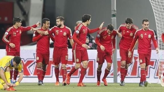 Los jugadores de la selección española celebran el gol ante Ucrania. 