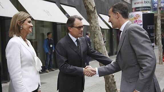 El Rey y Mas se saludan en Barcelona.