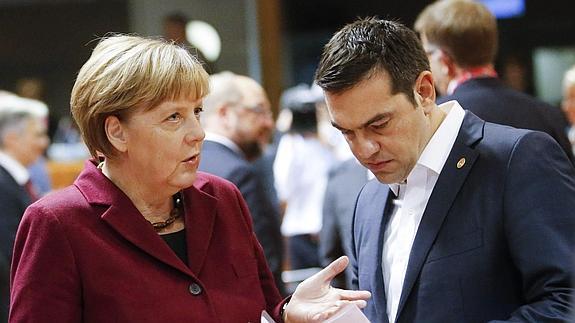 La canciller alemana, Angela Merkel, con Alexis Tsipras.