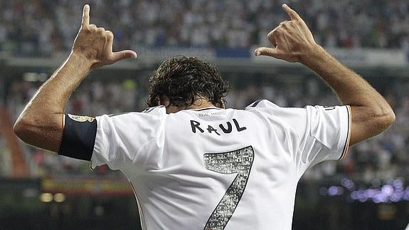 Raúl celebra un gol en su homenaje en el Bernabéu en 2013. 