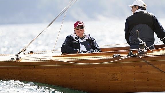 El Rey Juan Carlos navega por primera vez con el nuevo 'Bribón' en Pontevedra
