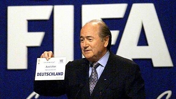 Joseph Blatter, con la papeleta ganadora del Mundial 2006. 