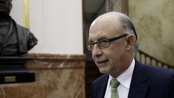 Cristóbal Montoro, en los pasillos del Congreso durante un pleno para debatir Ley de Presupuestos Generales del Estado.