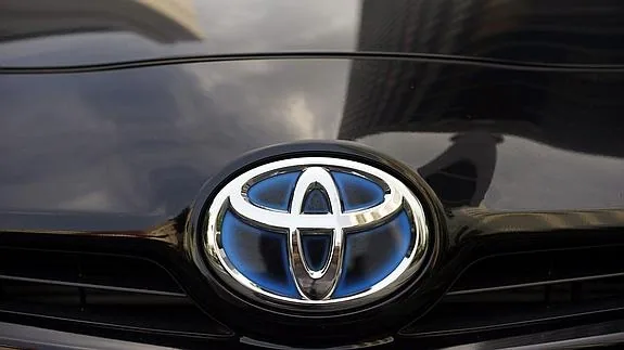 Detalle del logo de un vehículo Toyota. 
