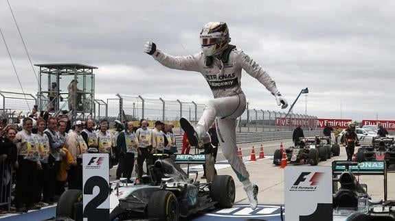 Lewis Hamilton celebra su tercer título mundial. 