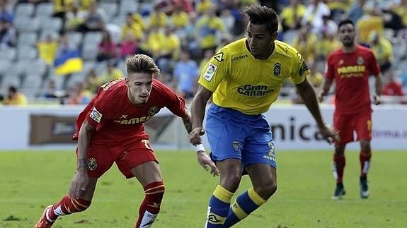 David Simón (d) controla la pelota ante Samu Castillejo (i). 