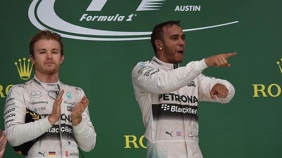 Rosberg, junto a Hamilton en el podio de Austin. 