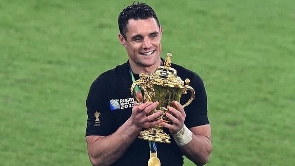 Dan Carter, con el trofeo de campeón del mundo. 