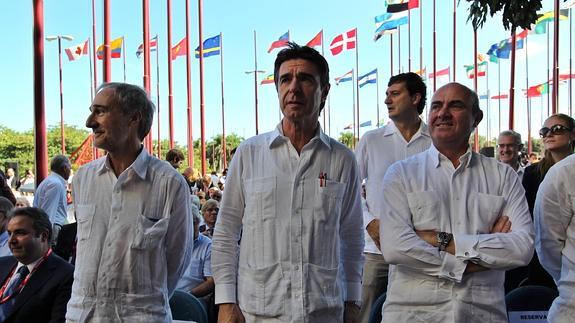 Soria (c) y De Guindos (d) junto al embajador de España en Cuba, Francisco Montalbán.