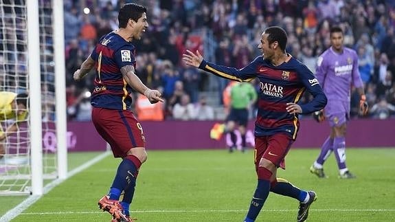 Neymar y Suárez celebran uno de los goles. 