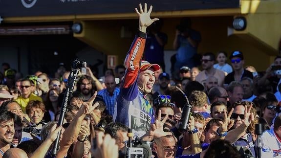 Jorge Lorenzo celebra su campeonato. 